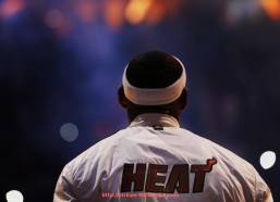 857直播看球平台-NBA火箭队队歌MV与球迷文化传播探析